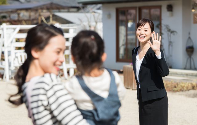 保育園の子どもを送り迎えする女性