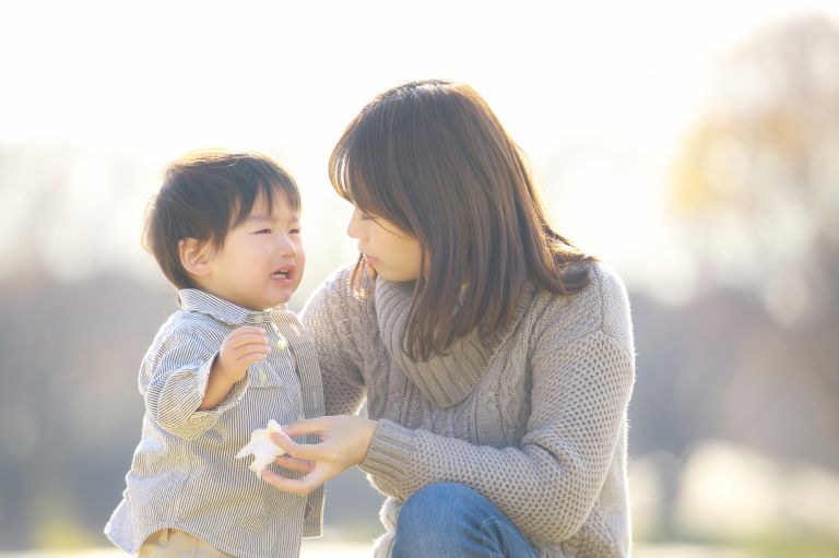 泣いてる赤ちゃんをあやすお母さん