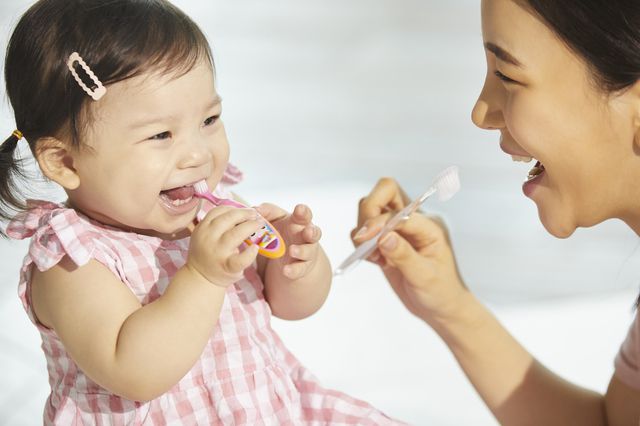 子どもと戯れるお母さん