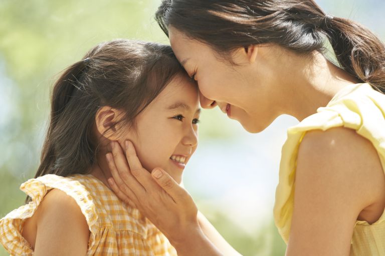 笑顔で子どもと接するお母さん