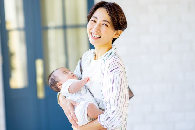 微笑んでいるショートカットのお母さん