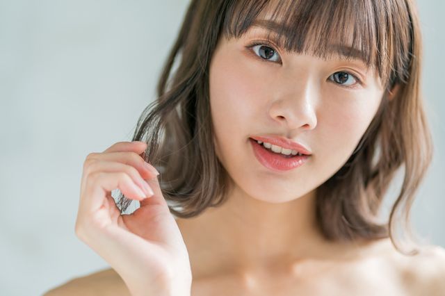 髪を染めた20代の女性