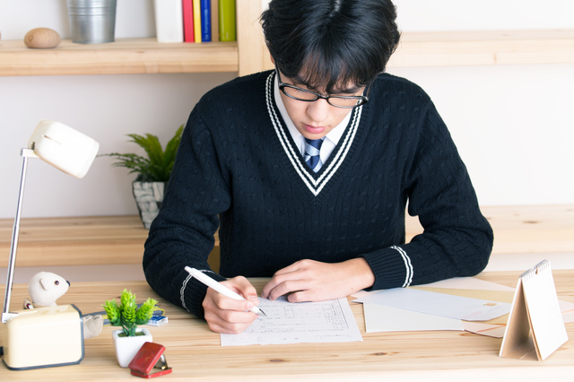 書類の準備をする男性