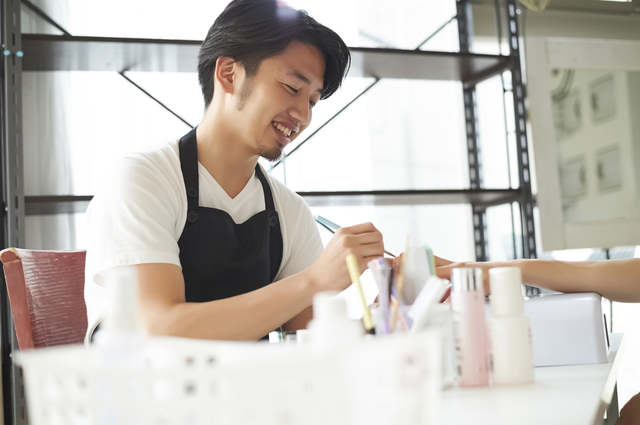 男性の訪問ネイリスト