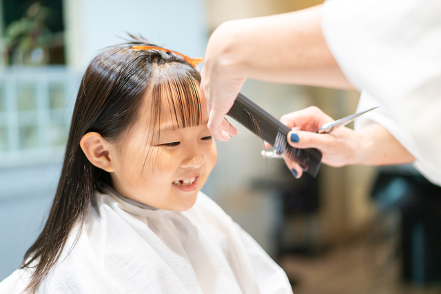 女の子のヘアカット