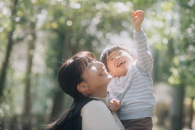 小さな男の子と笑顔のお母さん