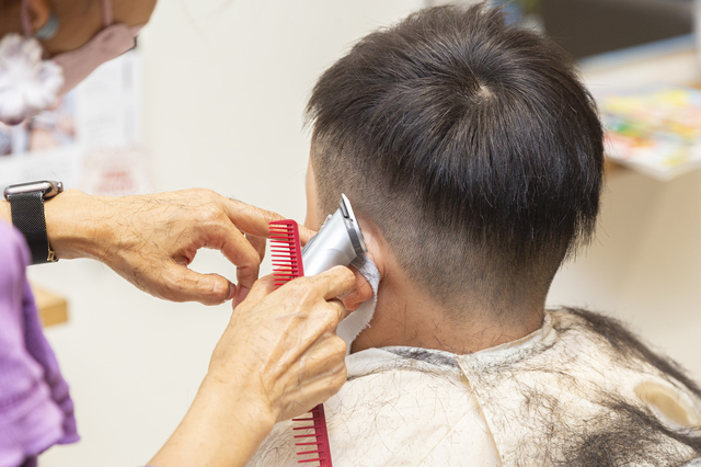 ヘアカットする子ども