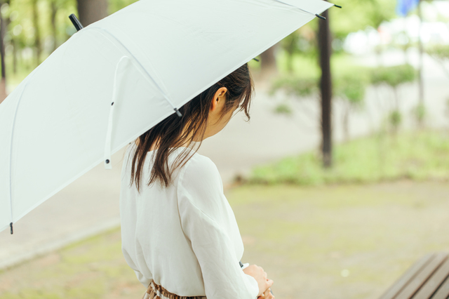 外出する女性