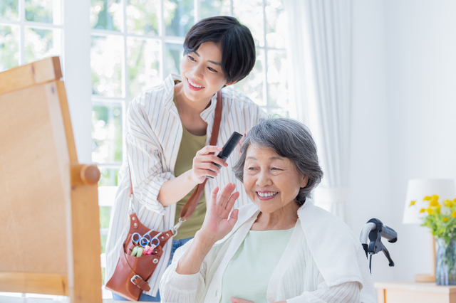 訪問美容師と女性