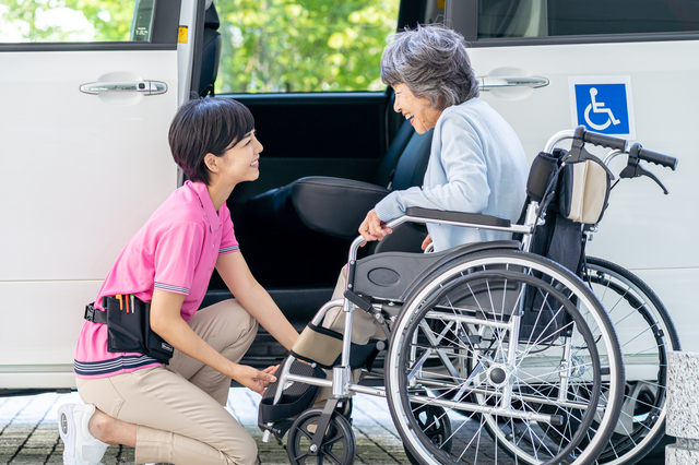 送迎のある美容室の探し方｜家を訪問してくれる「訪問美容」も解説