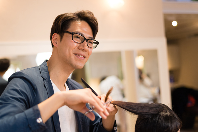 美容師は歳をとったら続けにくい？40代以降のキャリア選択肢の例とタイミング
