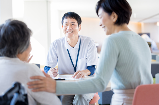 介護が始まったらやるべきことは？介護保険サービスの申請、相談窓口、費用について解説