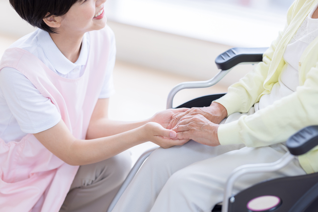 介護が始まったらやるべきことは？介護保険サービスの申請、相談窓口、費用について解説