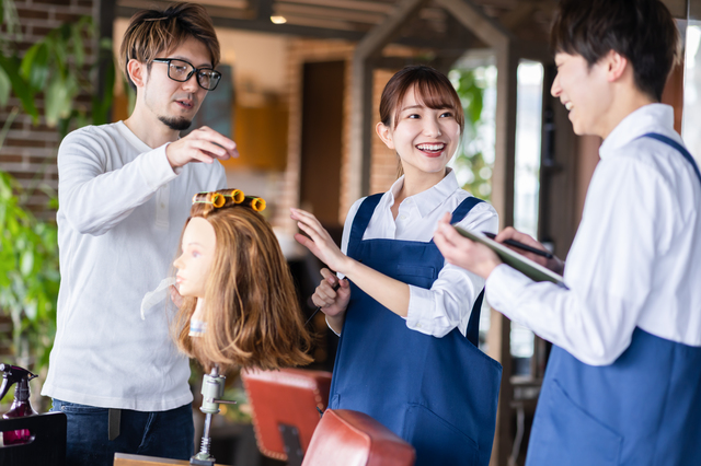 美容師のアシスタント期間は平均何年？業務内容やキャリアステップについて紹介