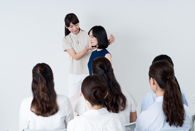 美容師がスキルアップするために学ぶべきスキルは？キャリアアップにオススメの資格も紹介